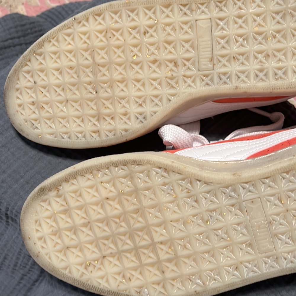 Ladie suede salmon 8.5 PUMA TENNIS SHOES - Picture 5 of 8